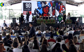 Foto do evento mostra em primeiro plano a plateia e ao fundo o palco do evento de lançamento do livro sobre o salário mínimo (imagem: Canal Gov)