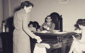 Eleitora vota nas eleições presidenciais, no Rio de Janeiro, em 3 de outubro de 1955 (Foto: Arquivo Nacional)