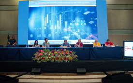 Foto da mesa de debates do evento