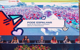 Foto da mesa de palestras do evento