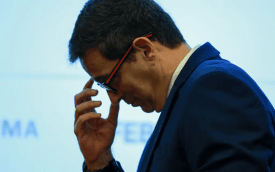 Imagem mostra Roberto Campos Neto, ex-presidente do Banco Central, ele está de cabeça baixa e com os dedos da mão no rosto