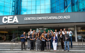 Imagem mostra sindicalistas em frente ao prédio do aço