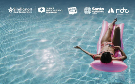 Imagem de uma mulher, de biquini, relaxando em uma boa na piscina (Divulgação)