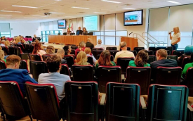 Imagem mostra auditório lotado