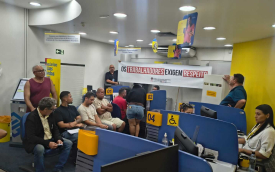 Foto de agência lotada do Banco do Brasil