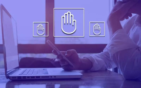 Imagem mostra uma pessoa em frente a um notebook. o filtro ta tela é azul