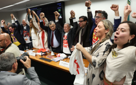 Parlamentares comemoram aprovação, em Comissão Especial da Câmara dos Deputados, da PEC que propõe o fim da escala 6x1 (Foto: Lula Marques/Agência Brasil)