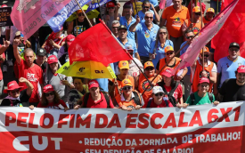 Foto da Marcha da Classe Trabalhadora, em abril de 2026; na foto os manifestantes seguram uma grande faixa assinada pela CUT  onde se lê: Pelo Fim da Escala 6x1
