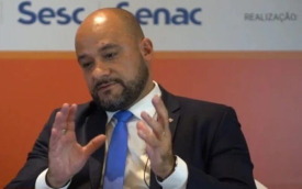 Celso Leonardo Barbosa, ex-vice-presidente da Caixa, atuou como assessor parlamentar do senador Flávio Bolsonaro (Foto: Reprodução/YouTube)