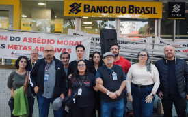 Dirigentes do Sindicato posam para fptp em frente ao prédio que abriga as Superintendências Leste do Varejo e do Segmento Estilo do Banco do Brasil