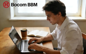 Imagem mostra um homem jovem, branco e de cabelos curtos trabalhando em um computador
