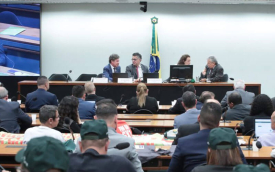 Foto mostra a mesa e parte do plenário na audiência pública sobre o fim da escala 6x1, na Câmara dos Deputados
