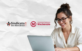 Imagem mostra mulher jovem, branca e magra com cabelos castanhos e óculos em frente a um computador. ao lado dela há os logos do Sindicato dos Bancários de São Paulo e da Universidade Presbiteriana Mackenzie sob um fundo branco simulando papel amassado