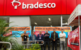 Foto de dirigentes protestando em frente à agência Jabaquara do Bradesco