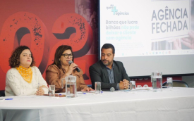 Neiva Ribeiro, presidenta do Sindicato, ao lado da secretária-geral Lucimara Malaquias e do deputado estadual Luiz Claudio Marcolino (PT)
