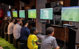 Pessoas jogando EAFC26 em PS5 em linha temos 5 consoles e 5 participantes