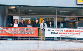 imagem mostra dirigentes perfilados em frente a uma agência do banco do brasil