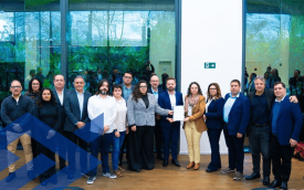 Representantes dos trabalhadores e representantes do Banco do Brasil posam para foto durante entrega da pauta de reivindicações do funcionalismo