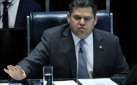 Imagem mostra o senador O Senador e presidente do Congresso, Davi Alcolumbre em sessão no Senado Federal