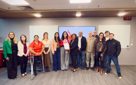 Representantes dos trabalhadores e representantes do Santander posam para foto