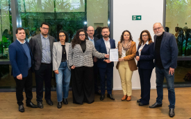 Representantes dos trabalhadores e representantes do Banco do Brasil posam para foto durante entrega da pauta de reivindicações do funcionalismo