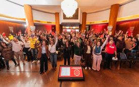 iamgem mostra dirigentes sindicais bancários com crachás levantados durante a conferencia estadual dos bancários