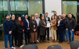 imagem mostra dirigentes da caixa econômica federal perfilados durante a entrega da minuta de reivindicações 