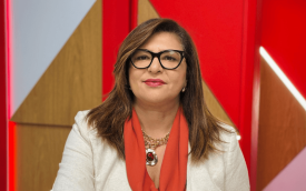 Neiva Ribeiro, presidenta do Sindicato, veste uma blusa rosa e um blaser preto