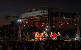 Foto da plateia e do palco com o show do Pagode da 27