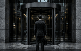 A movimentação de autoridades públicas para empresas privadas - em setores sobre os quais exerciam influência no exercício da função pública - é conhecida como "porta giratória"