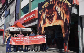 Sindicato levou o Portal do Inferno até agência Marechal Rondon, do Santander, em Osasco (Foto: Seeb-SP)