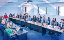 Imagem mostra mesa de negociação com o banco do brasil