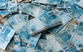Imagem de diversas notas de R$ 100 sobrepostas