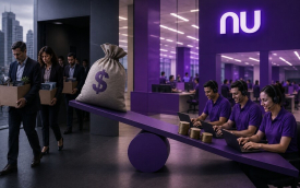Imagem mostra uma uma gangorra com trabalhadores na posição mais baixa e um saco de dinheiro na posição mais alta, em frente a uma fachada com um logo do nubank. no lado esquerdo há uma fila de trabalhadores com caixas nas mãos 