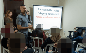 Imagem mostra bancários reunidos em plenária