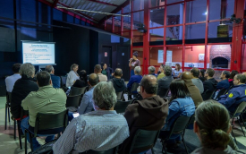 Imagem mostra auditório lotado durante plenária na regional sul/oeste do Sindicato