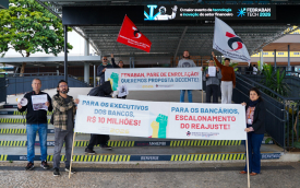 Foto de dirigentes segurando faixas onde se lê: : “Queremos proposta decente” e “Para os executivos dos bancos, R$ 10 milhões. Para os bancários, escalonamento do reajuste” 