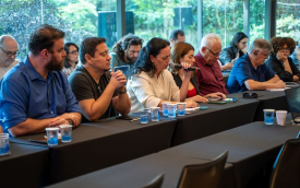 Imagem mostra integrantes da CEE/Caixa sentados lado a lado defronte a uma mesa