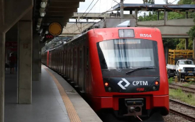 Imagem mostra trem da CPTM parado em uma estação