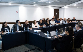 Imagem mostra mesa de negociação entre a CEBB e a direção do Banco do Brasil