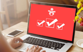 Imagem mostra um notebook com uma tela vermelha e o logo do sindicato. abaixo, três quadrados com sinais de "check"