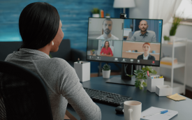Tela de computador com reunião virtual