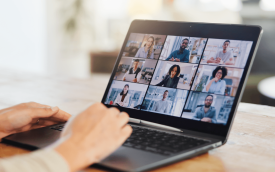 Tela de computador com pessoas em reunião virtual
