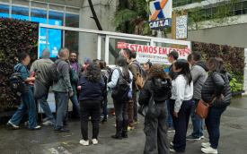 Imagem mostra bancários em frente a um centro admnistrativo da Caixa Fechado por causa da greve