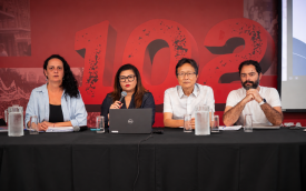 Imagem mostra lado a lado sentados em frente a uma mesa os dirigentes Luiza Hansen, Niva Ribeiro, Sérgio Takemoto e Leonardo Quadros