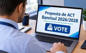 Homem diante de uma tela de computador onde se lê: Proposta de ACT Banrisul 2026/2028 Vote"