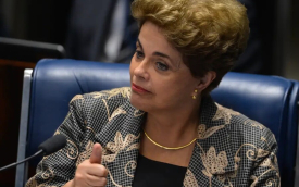 Imagem mostra a então presidenta do Brasil durante sessão no senado que julgou seu impeachment