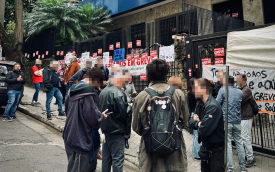 Imagem mostra empregados da Caixa Econômica Federal em frente ao prédio paralisado da Caixa na Liberdade (prédio da São Joaquim)