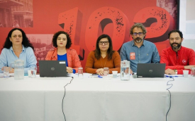 Imagem mostra, sentados em frente a uma mesa e lado a lado Luiza Hansen, Lucimara Malaquias, Neiva Ribeiro, Chico Pugliesi e Leonardo Quadros