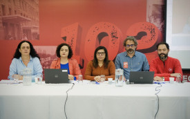 Imagem mostra, sentados em frente a uma mesa e lado a lado Luiza Hansen, Lucimara Malaquias, Neiva Ribeiro, Chico Pugliesi e Leonardo Quadros